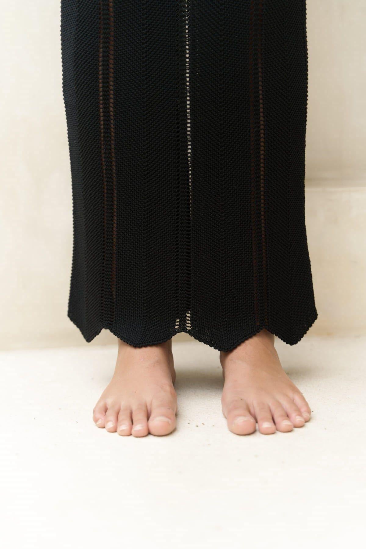 BLACK KNIT DRESS WITH LACE DETAIL