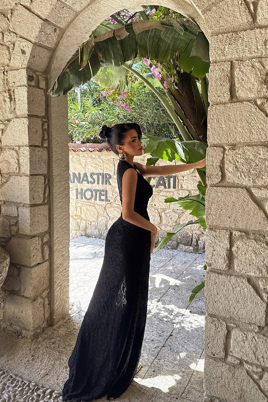 BLACK BROOCH DETAIL LONG DRESS