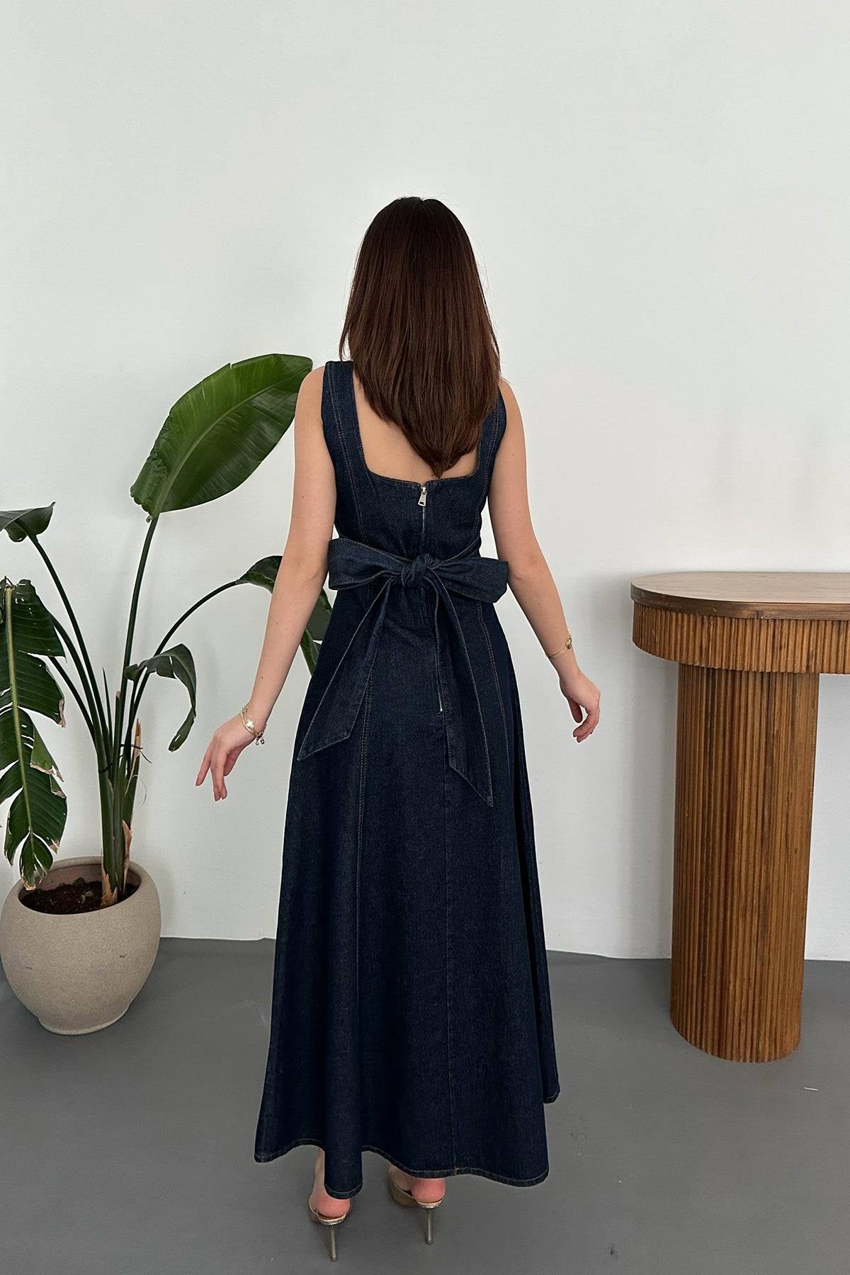 BLUE BUTTON-DETAIL DENIM MIDI DRESS
