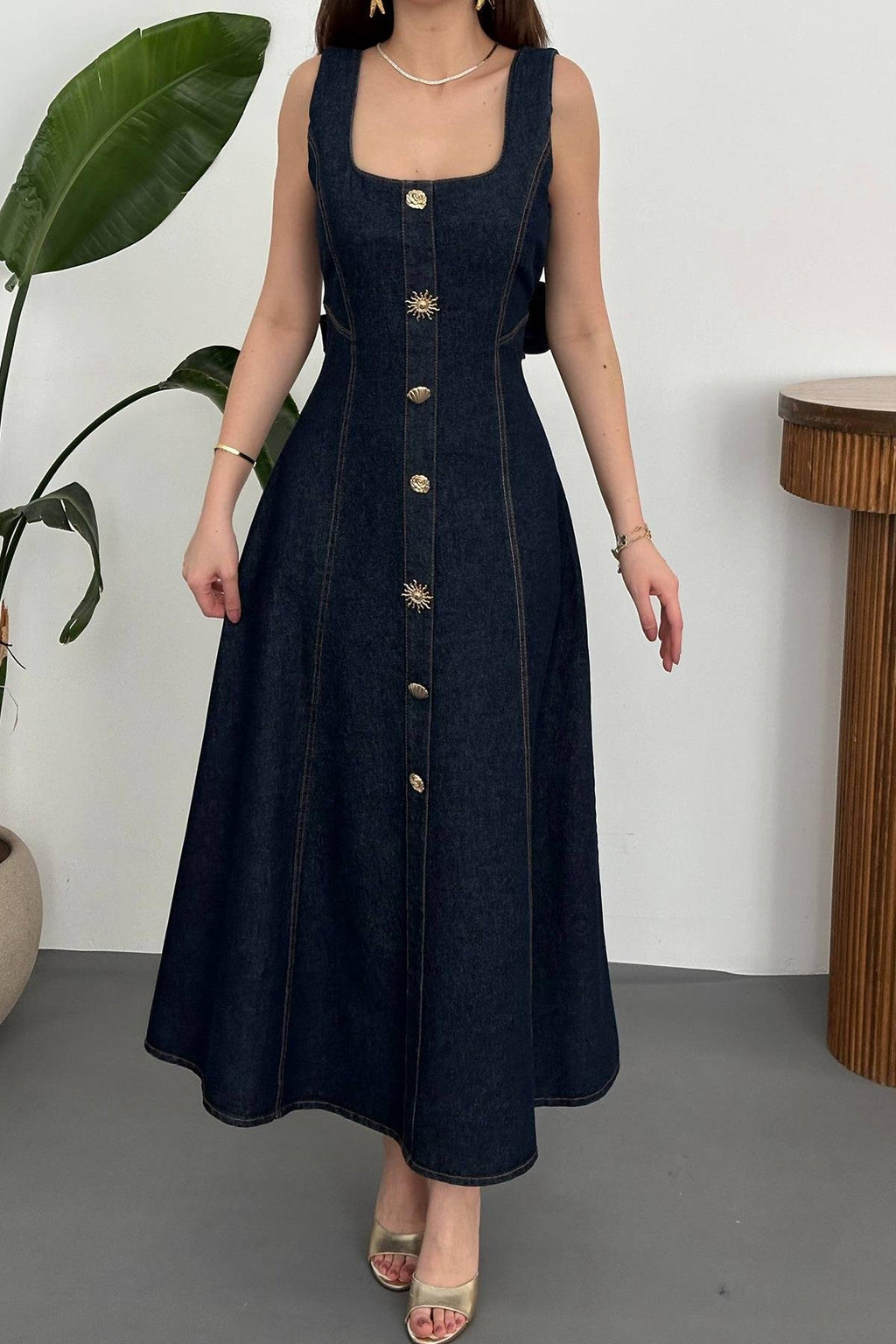 BLUE BUTTON-DETAIL DENIM MIDI DRESS